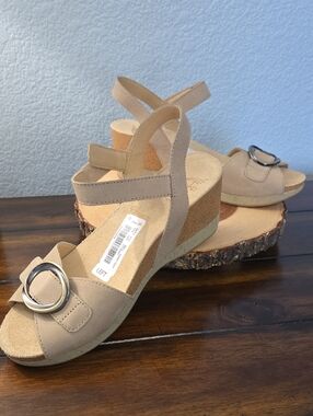 NWT DANSKO Stella Sand Milled Nubuck Taupe Wedge Sandals Silver Buckle SZ 41/10